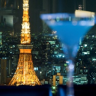 You can enjoy alcoholic drinks in front of the Tokyo Tower.